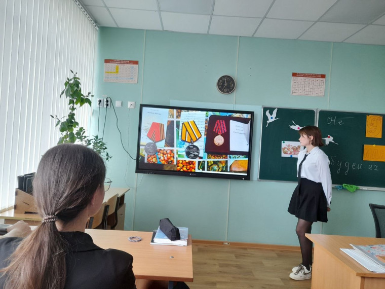 С учащимися 9-А класса прошел открытый урок «Не забудем их подвиг великий».