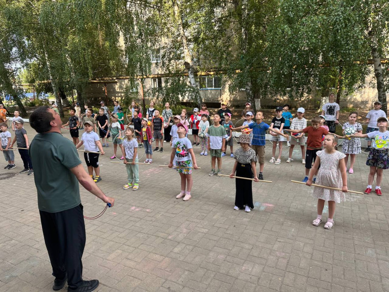 В рамках акции "Месячник спорта" утро в пришкольном лагере "Чайка" начинается с традиционной музыкальной зарядки.