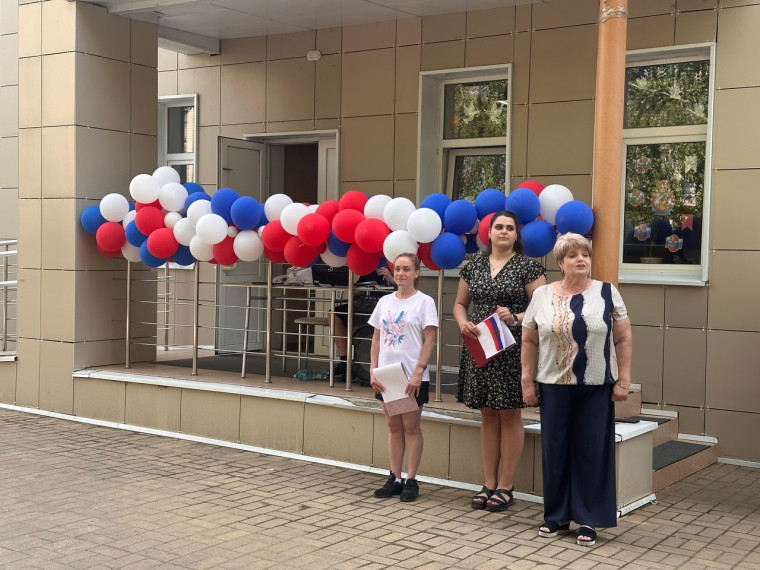 Флешмоб ко Дню России в нашем пришкольном лагере "Чайка".